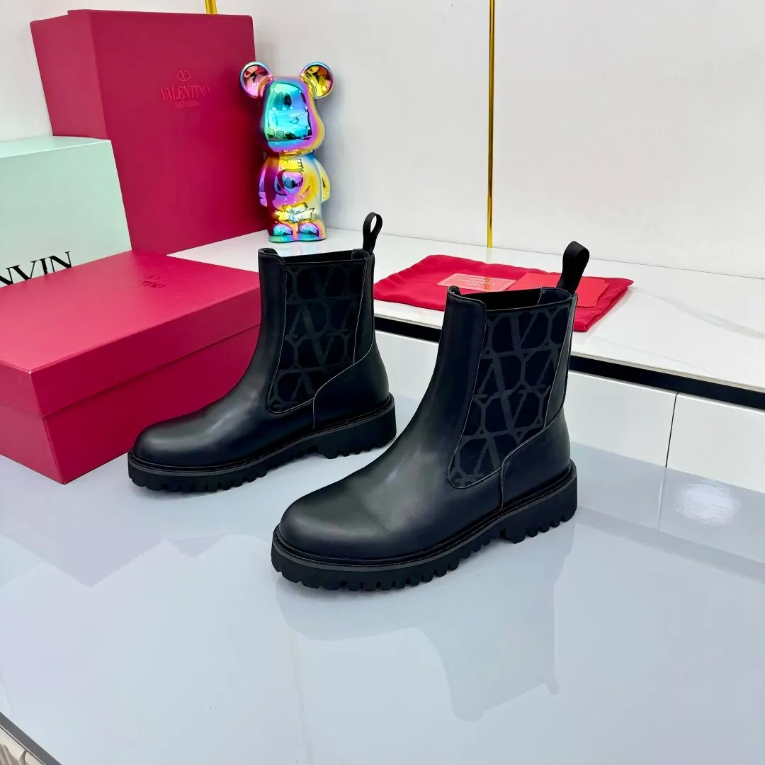 👟👟Ex-factory price 620👟👟 Valentino. Valentino counter’s latest series of V-style short boots with rivets and metal elements. The upper foot is luxurious and gorgeous. The details are perfect. Exquisite and durable. Can be matched with beautiful clothing in spring, summer, autumn and winter. Fabric: Original customized calfskin upper with metal plating brand exclusive rivet buckle that will never oxidize and fade. Original cowhide lining. Feet. Original molded Logo wear-resistant velvet rubber combination outsole. SIZE: 35 to 40. (41 can be customized and cannot be returned or exchanged) Equipped with original packaging at the counter!